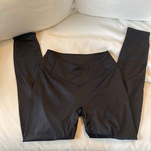 Black, front V, 1st phorm medium leggings